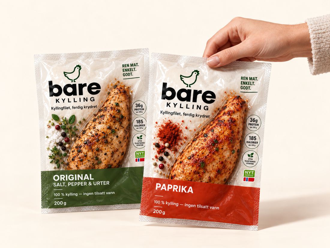 En hånd løfter en pakke Bare Kylling Sweet Paprika ved siden av en pakke Original, mot en lys bakgrunn.