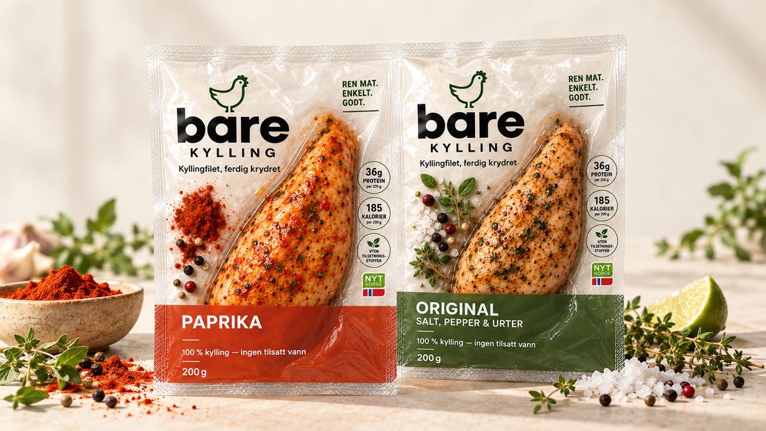 De to pakkene Bare Kylling side om side på en lys kjøkkenbenk: Sweet Paprika til venstre og Original til høyre, med paprikapulver, pepperkorn, salt og timian rundt.